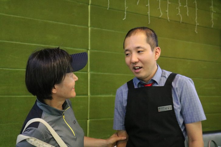 각자의 삶에서 행복을 찾으려 홀로서기에 도전하는 아름다운 모자.