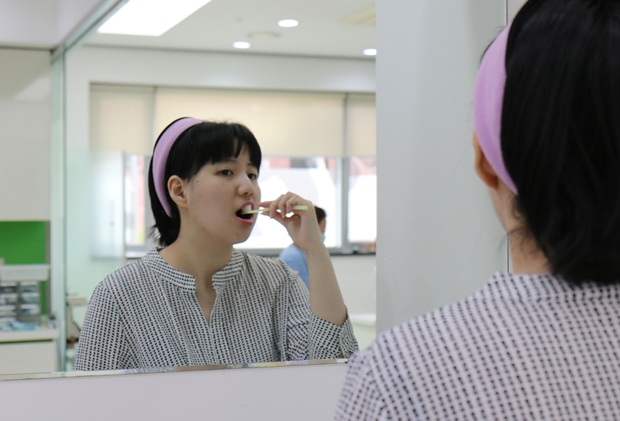 칫솔질 교육 중 열심히 이를 닦고 있는 이은지 씨
