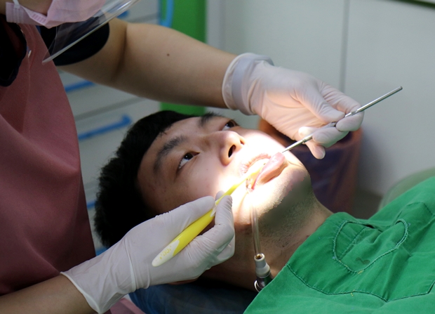 프로그램 5회차에 치아 관리를 받고 있는 조철웅 씨 