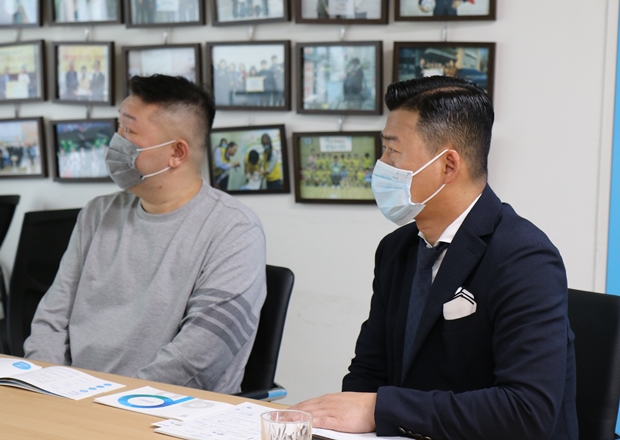 푸르메재단에 대한 설명을 듣고 있는 라오메뜨 박준원 대표(왼쪽)와 우성민 총괄대표