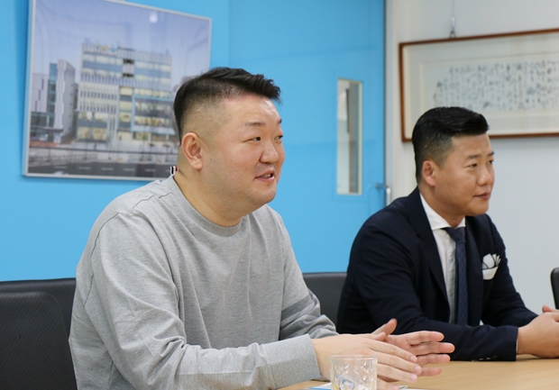 아버지의 뒤를 이어 나눔을 실천하고 있는 박준원 라오메뜨가구 대표