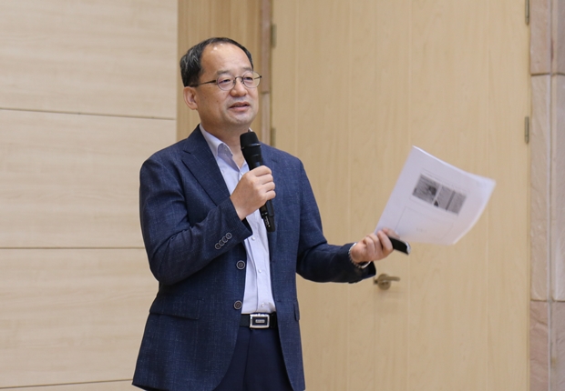 지역사회 중심의 복지서비스를 구축해야 한다고 말하는 김용득 교수