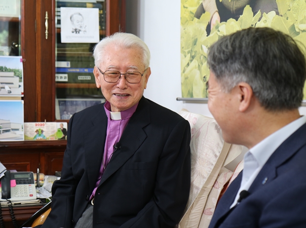 백경학 푸르메재단 상임이사와 마주앉은 김성수 주교