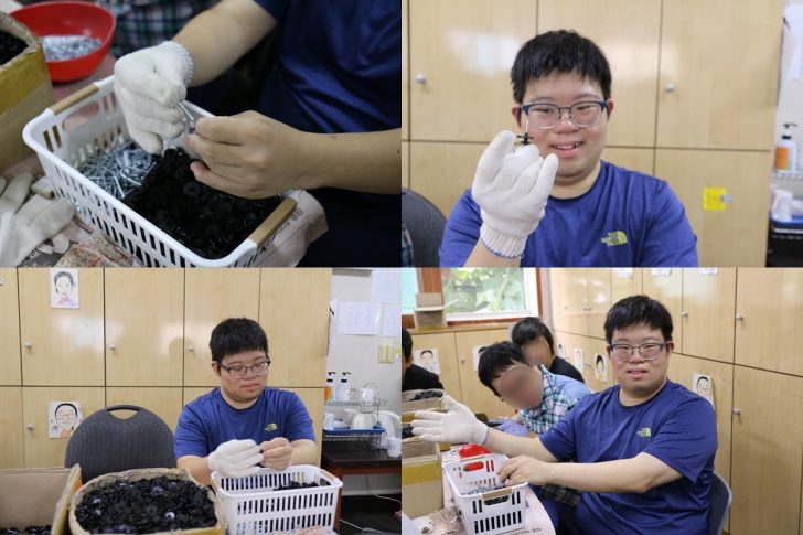 출근해서 작업준비를 마친 영일 씨가 부품을 조립하고 있다.