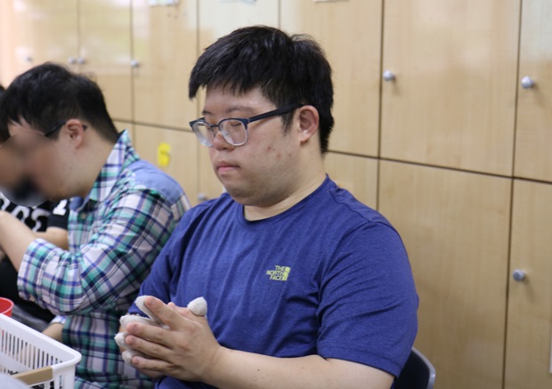 일을 시작하기에 앞서 기도하는 영일 씨.