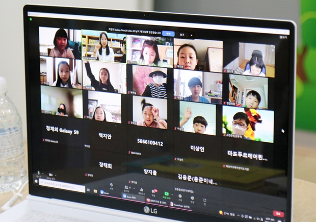 질문하기 위해 손을 드는 아이들 