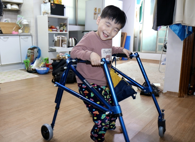 보조기구를 이용해 걷는 상명이