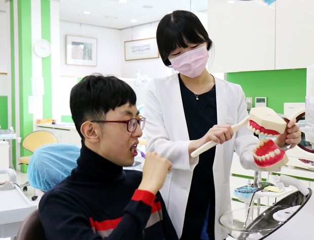 칫솔질 교육을 받고 있는 조철웅 씨 