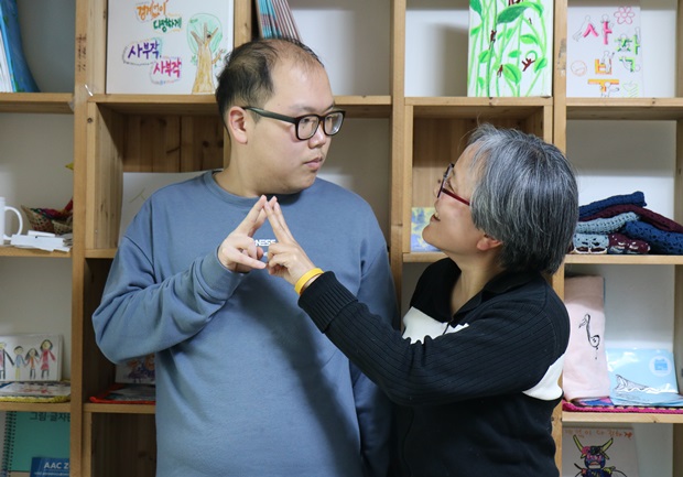 “자주 보고 익숙해지는 게 장애 인식 개선의 가장 좋은 방법이에요.”