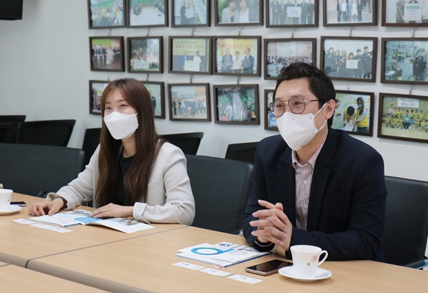 기부전달식에 참석한 러블리보이스콰이어 김동식 COO와 한보라 합창단장 