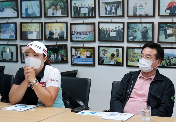 가족과 함께 푸르메재단을 찾은 장하나 선수