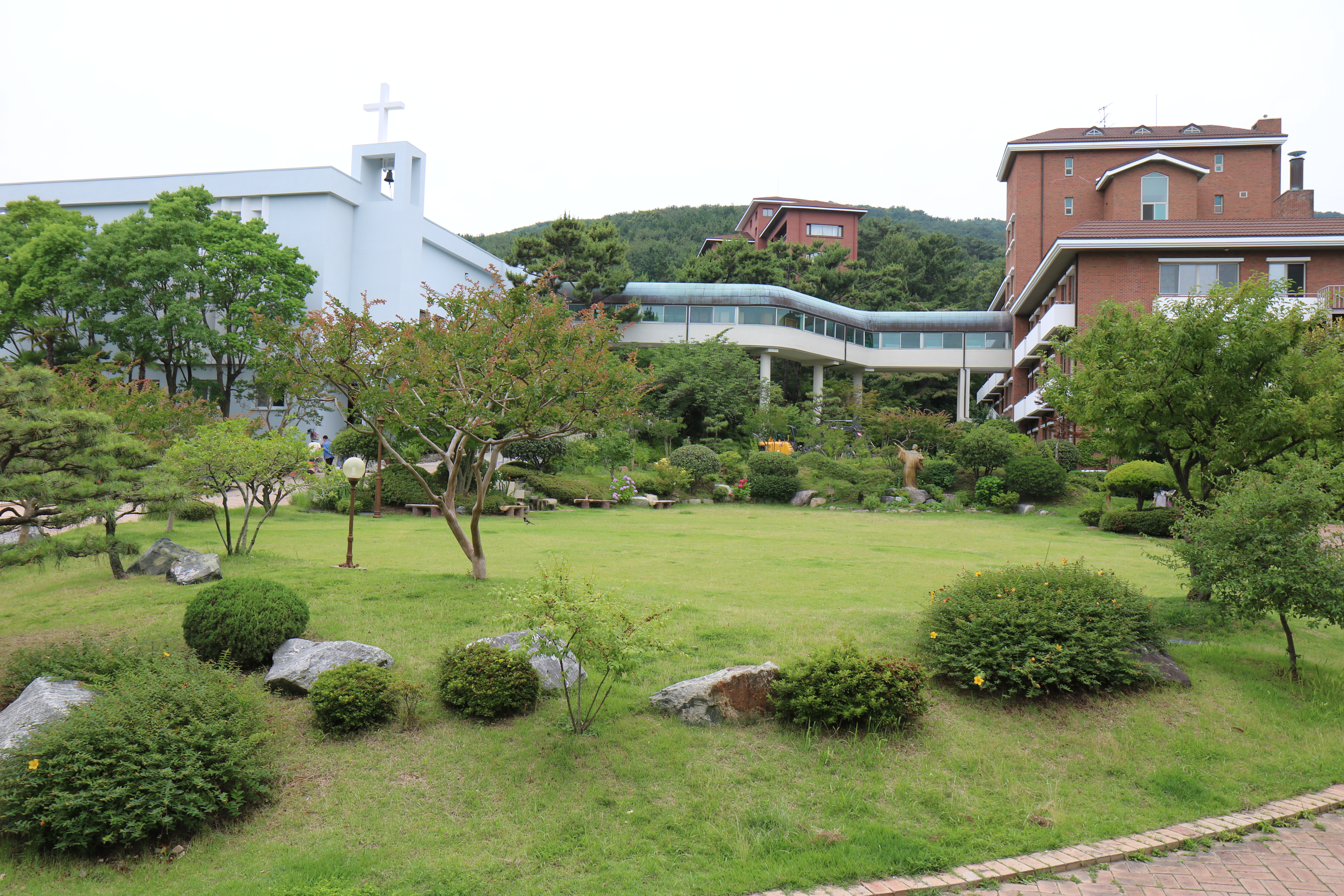 ▲ 빌딩숲 사이 울창한 나무와 꽃들로 둘러싸인 성 베네딕도 수녀원