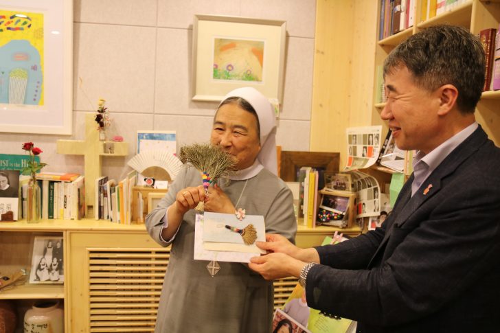 ▲ 팬이 보내 준 선물을 들고 활짝 웃고 있는 이해인 수녀님