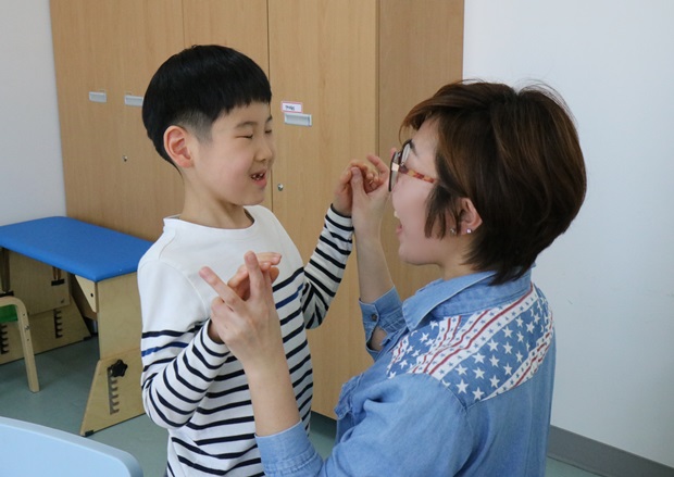 엄마와 함께 행복하게 웃는 단이의 모습.