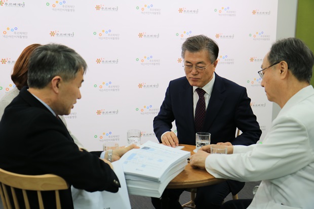 문재인 대통령에게 어린이재활병원의 현실에 대해 설명하고 있는 백경학 무르메재단 상임이사