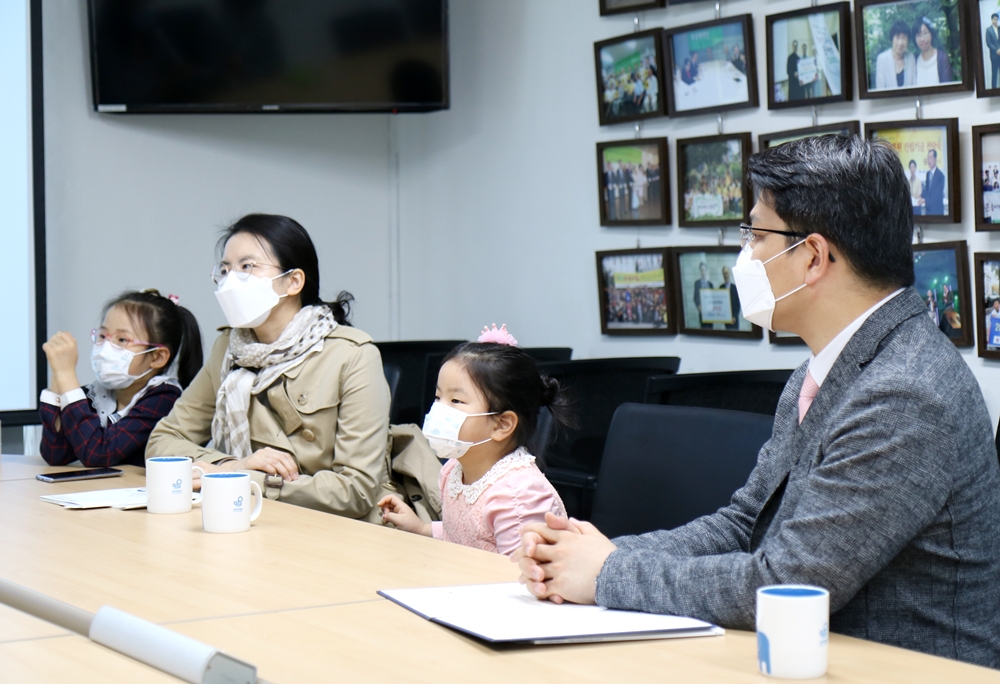 아영이 가족은 주변에 선한 영향력을 전하고 있습니다.