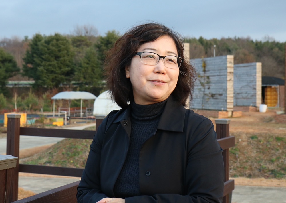 국립원예특작과에서 여러 실험을 위해 조성한 텃밭을 소개하고 있는 김경미 박사 
