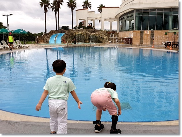 바다 대신 리조트 수영장이지만 마냥 즐거운 아이들