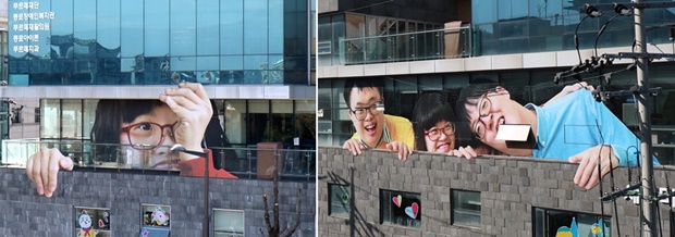 서울 종로구 신교동에 자리한 푸르메센터 외벽을 장식한 마포푸르메직업재활센터의 발달장애인 직원들. 이들의 밝은 미소는 재활치료를 위해 이곳을 오가는 장애어린이와 그 가족은 물론 인근 주민에게도 희망과 위안을 주고 있다. ‘세상 밖으로’라는 푸르메재단의 캠페인 취지처럼 많은 장애인이 사회에서 당당히 활동할 날이 빨리 오기를 바라본다.