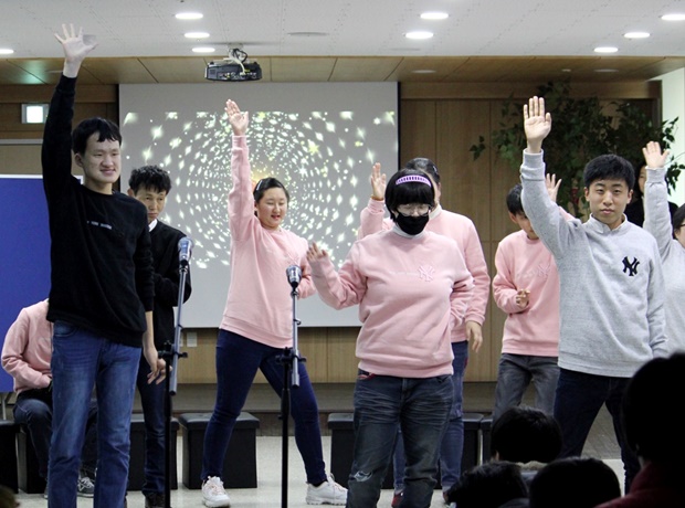 연극 프로그램 활동 모습. 이러한 문화예술 프로그램은 발달장애인 직원들의 정서 안정과 자존감·성취감 향상에 큰 도움이 된다.