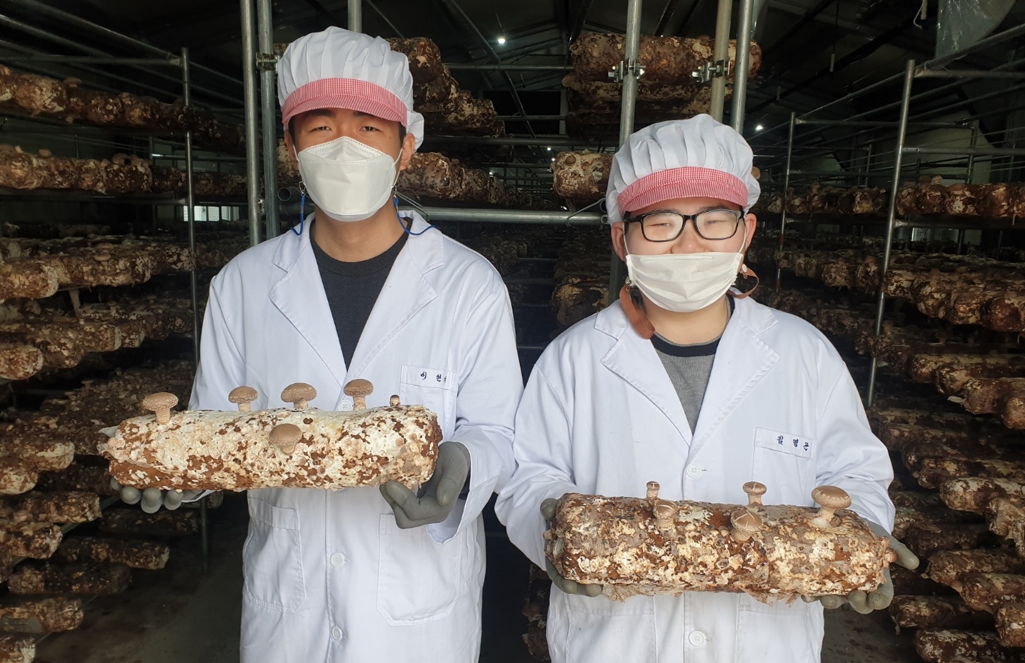 지난해 채용돼 근무하고 있는 푸르메소셜팜 1기 직원들 