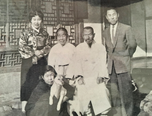 권오록 기부자(맨 오른쪽)의 나눔은 춘궁기마다 이웃에 곡식을 나눠주던 부친(오른쪽에서 두 번째)의 영향을 받았다.