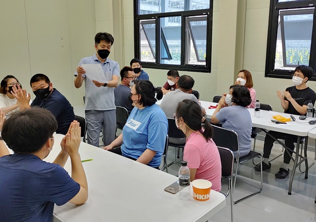 김병두 대표와 푸르메소셜팜, 그리고 직업의 가치에 대해 얘기하고 있는 직원들