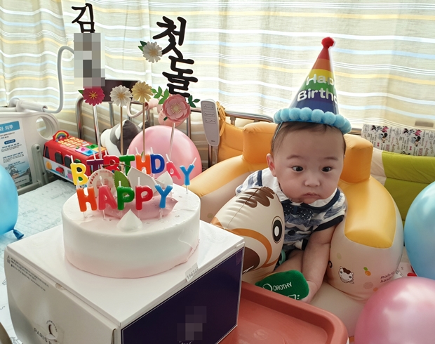 유환이는 병원에서 첫돌을 맞았습니다. 