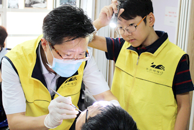 아들과 함께 봉사현장을 찾았던 조준희 원장 (푸르메재단 DB)