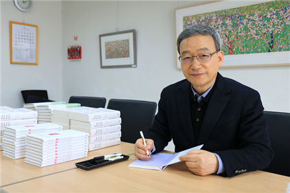 ▲ 푸르메재단 기부자들에게 선물할 책에 친필 서명을 남기고 있는 정호승 시인.