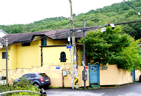 아치울 마을에 있는 노란색