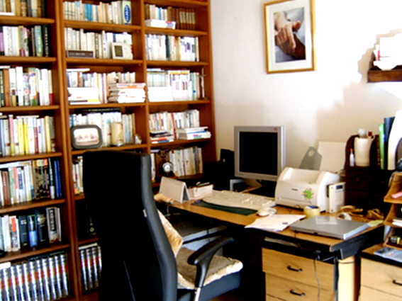 박완서 선생님의 서재. 손을 찍은 사진액자와 컴퓨터가 눈길을 끈다.