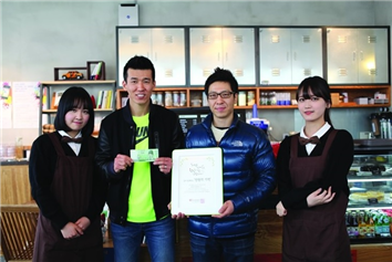 ▲ 장애어린이를 위한 기적을 만들기 위해 만원의 기적에 동참한 더착한커피 한석민 대표(오른쪽에서 두 번째)가 푸르메재단 홍보대사 션 씨와 기념사진을 찍는 모습