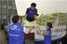 ▲ 마포구 지역의 소외계층을 위해 ‘사랑의 쌀’을 전달하는 효성나눔봉사단