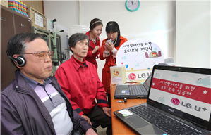 ▲ 지난 4월 장애인의 날을 맞아, 노원시각장애인복지관에서 임직원 목소리 기부 봉사로 만들어진 오디오북 전달