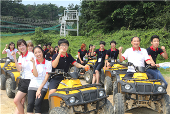 ▲ 지난 8월, LG유플러스 임직원(멘토)과 장애가정 청소년(멘티)들이 함께한 두드림 멘토링 캠프