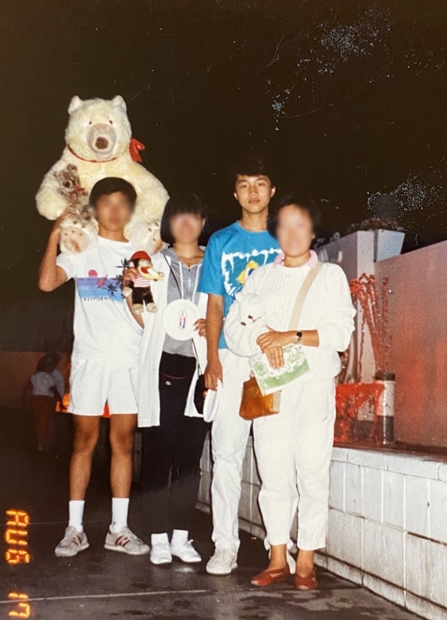 사고 전 친구들과 함께 (오른쪽 두 번째)