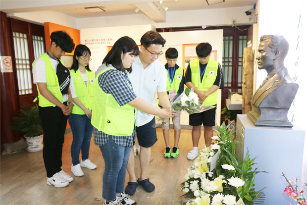 윤봉길 의사 추모 흉상에 헌화하고 있는 독립원정대