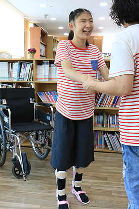 엄마 손을 맞잡고 걷고 있는 혜진이